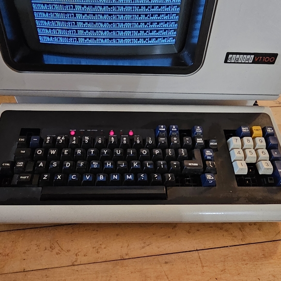 Vintage 1970's digital VT100 terminal - Picture 5 of 5